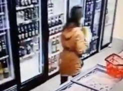 В Краснодаре девушка опозорилась, попав на видео в момент кражи