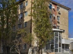 Мать с ребенком из Новороссийска боится сгореть в старом общежитии 