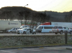  Засмотревшиеся на ДТП зеваки в Новороссийске устроили еще одну аварию 