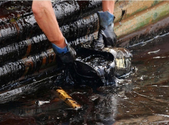 В Ейске в акватории порта ликвидировали разлив нефти