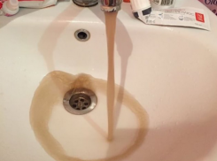  После долгого отсутствия воды вместо нее краснодарцам дали грязь 