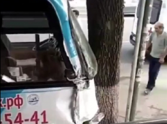 Маршрутка с 20 пассажирами врезалась в дерево в центре Краснодара