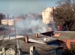  Пожарные долго не могли подъехать к горящему в центре Краснодара дому 