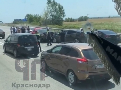 У Адыгейска на трассе М-4 «Дон» столкнулись восемь авто: видео