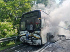 В Туапсинском районе после ДТП загорелся автобус с детьми: 16 в больнице