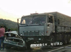 «Семерку» подмяло под КамАЗ в страшной аварии под Новороссийском