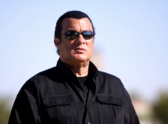 Обвиняемый в изнасилованиях актер Стивен Сигал выступит в Краснодаре