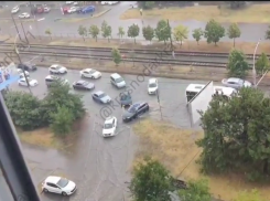 Из-за мощного ливня в Краснодаре образовались пробки