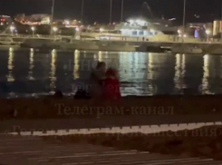 Парочка занялась сексом на пляже в Геленджике