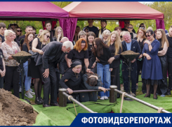 «А куда папу увозят?»: в Краснодарском крае с плачем, успокоительным и детскими рисунками в гробу похоронили убитого аниматора Кирилла Чубко 