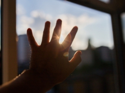 В Крымске медики спасли полуторагодовалого ребенка, выпавшего из окна 5-го этажа