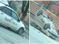 В Краснодаре после столкновения с такси перевернулась легковушка