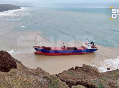 11 человек спаслись с севшего на мель сухогруза у берега Краснодарского края