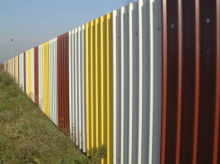 Прокуроры Динского района заставили «фермера-единоличника» снести забор