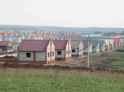 В Краснодаре 23 многодетные семьи получили земельные участки 
