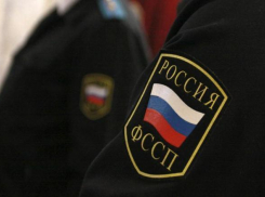 На Кубани злостный неплательщик прятался от приставов в шкафу