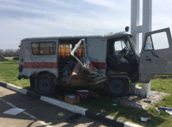 Три кубанца пострадали в жутком ДТП: «скорая» столкнулась с грузовиком