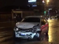 Массовой аварией обернулся разворот с правого ряда на мокрой дороге в Краснодаре