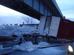 «Немцы дальше не прошли, и фура не пройдет»: в Новороссийске перевернулся контейнеровоз