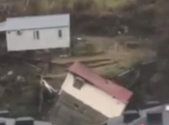 Обрушившийся из-за оползня жилой дом в Сочи попал на видео