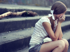 В Краснодаре девушка выпала из автобуса на полном ходу