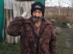 В Краснодаре 72-летний старик, имея богатых родственников, вынужден жить в шалаше