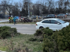 Перевернувшийся автомобиль заблокировал движение трамваев в Краснодаре