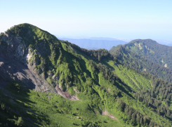 Потерявшихся в горах Сочи двух подростков ищут с вертолета