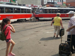 В центре Краснодара сошел с рельсов трамвай