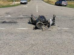 Мопедист без прав погиб под колесами «КамАЗа» на Кубани