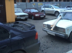 В Краснодаре упавшие «строительные леса» разбили «Хонду» и «Семерку»