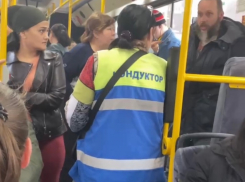 «Моему мужу ногу оторвало»: мужчина довел до слез беженку из ДНР в троллейбусе в Краснодаре