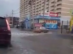 Моросящий дождик утопил улицу Московскую в Краснодаре