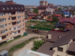  На улице Агрохимической в Краснодаре засыпали огромную лужу 