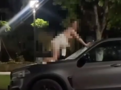 Полуголая женщина разбила ногами чужую BMW в Краснодарском крае