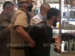 Причиной стрельбы в ТРЦ Моремолл в Сочи стал найденный телефон