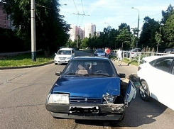 В Краснодаре девушка за рулем «Хендай Соляриса» едва не погибла в ДТП с «девяностодевятой»