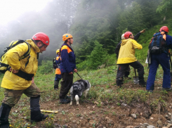 Отправившийся на помощь туристке спасатель погиб под камнепадом в Сочи