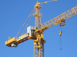 «Как юла»: из-за ветра раскрутило строительный кран в Новороссийске 