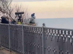 Мать посадила малыша перед обрывом со скалы в Краснодарском крае