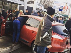 Машина врезалась в остановку с людьми в Краснодаре 