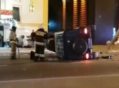 В Краснодаре «Гелендваген» протаранил фонарный столб 