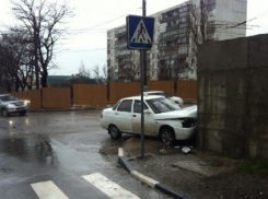 Водитель врезался в забор церкви в Новороссийске