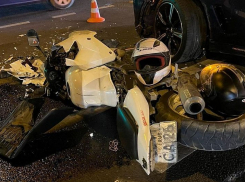 В Краснодаре летевший на красный свет байкер без прав врезался в BMW: двое пострадавших