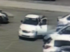 Кража средь бела дня: На парковке торгового центра Краснодара ограблен мужчина