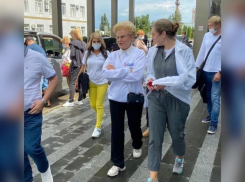 Время обнимашек: Малышева прилетела в затопленный лагерь Анапы для съёмок «Жить здорово»