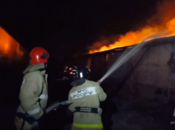 Ангар с сельхозпродукцией загорелся в Краснодарском крае 