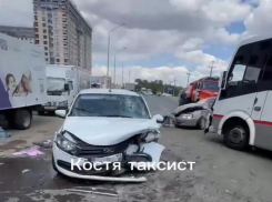 В Краснодаре возле Немецкой деревни произошло массовое ДТП с автобусом: пострадали дети