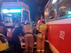 В Краснодаре таксиста с пассажирами зажало между двумя трамваями 