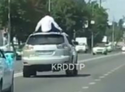 Разгоряченные гости со свадьбы устроили переполох в Краснодаре: по дороге люди высовывались из люка, не давали проезда другим